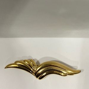 Monet signed vintage women gold plated wings brooch pin. Good used condition.